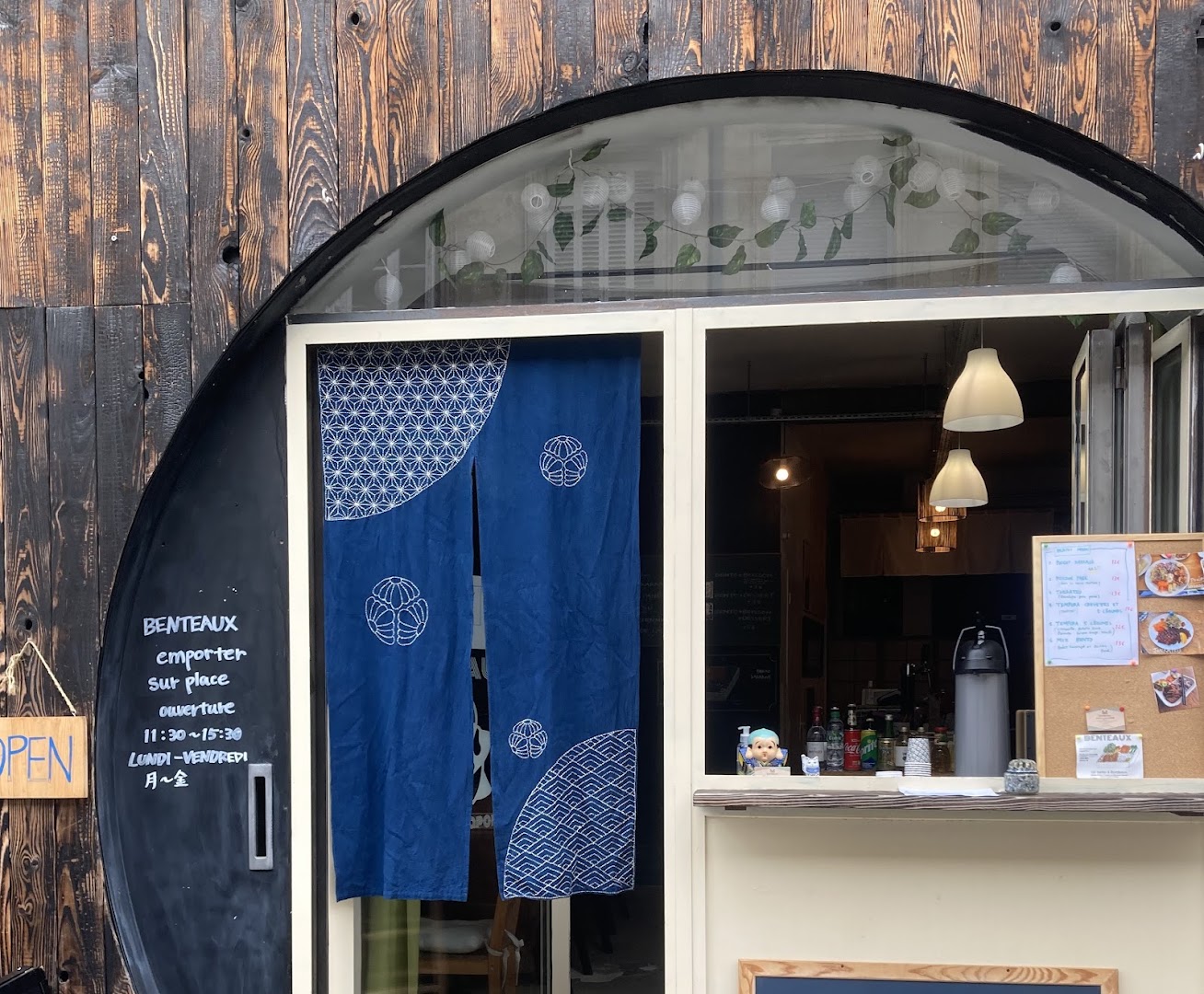 La façade en bois, le noren bleu et le comptoir de Benteaux
