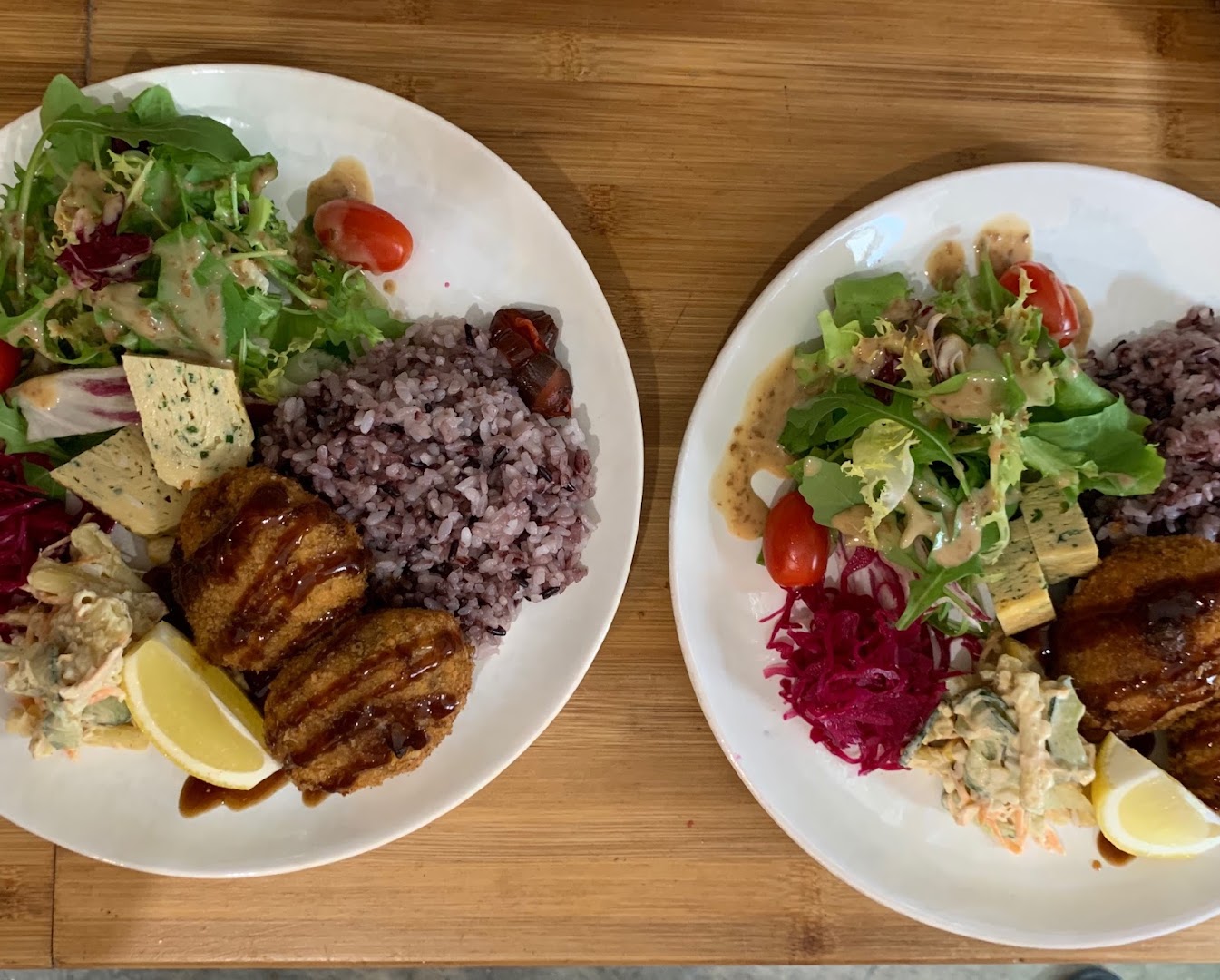 Deux assiettes japonaises avec riz, salade et croquettes
