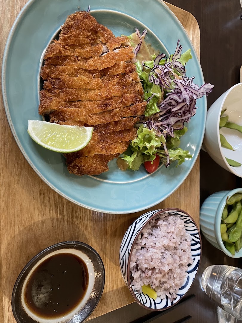 Un tonkatsu pané avec riz, salade et edamame