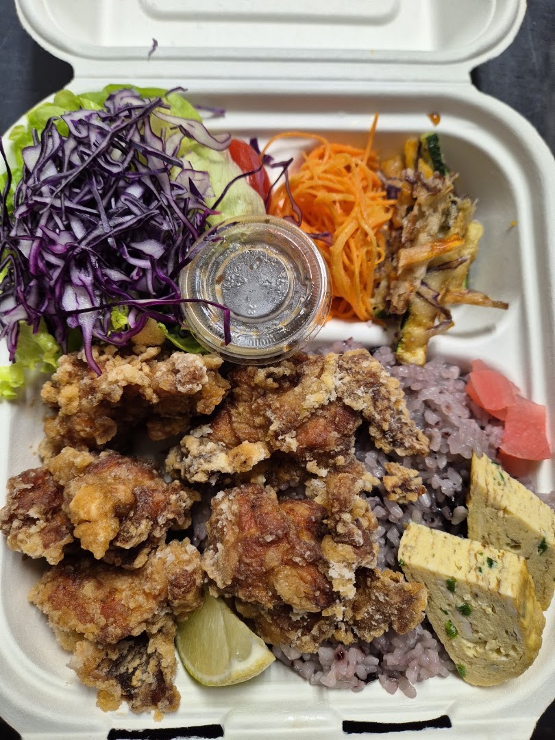 Un bento de poulet karaage avec riz et omelette