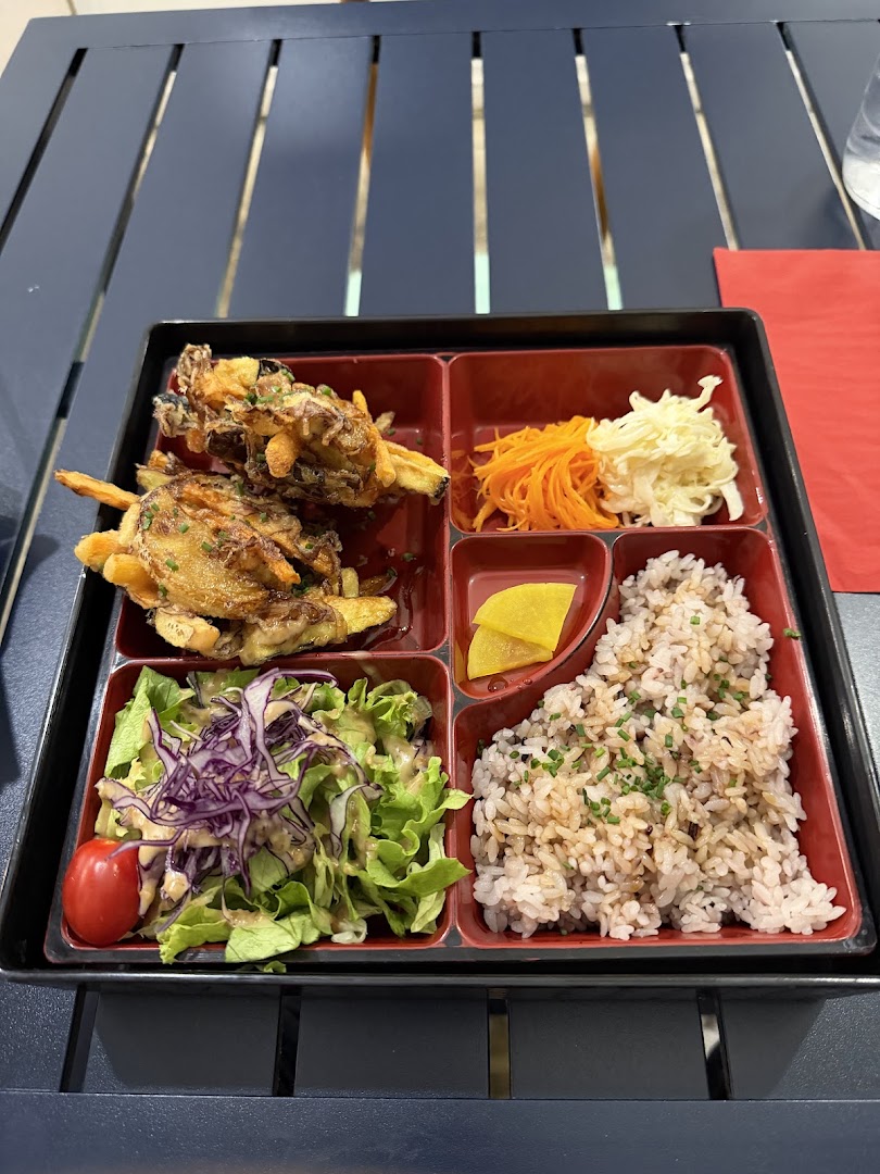 Un bento végétarien avec beignets de légumes, riz et salade