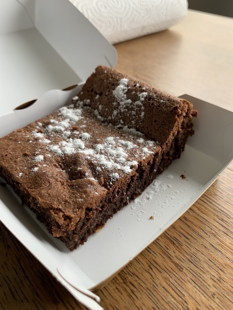 Deux parts de gâteau au chocolat dans une boîte