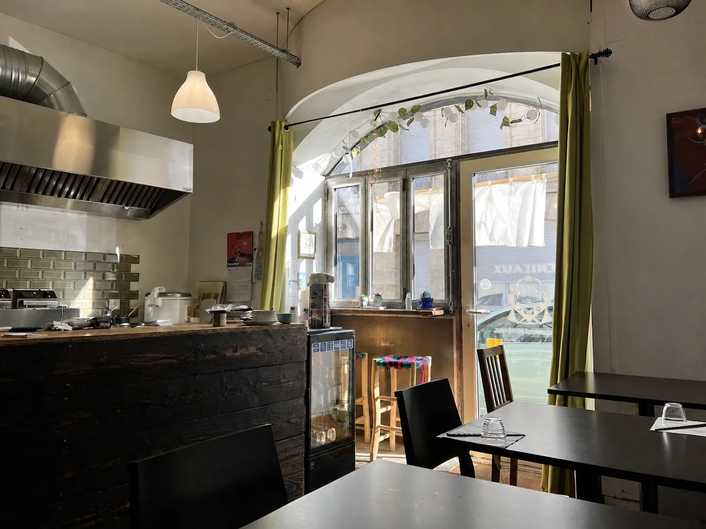 La salle lumineuse de Benteaux avec son comptoir et sa grande fenêtre cintrée
